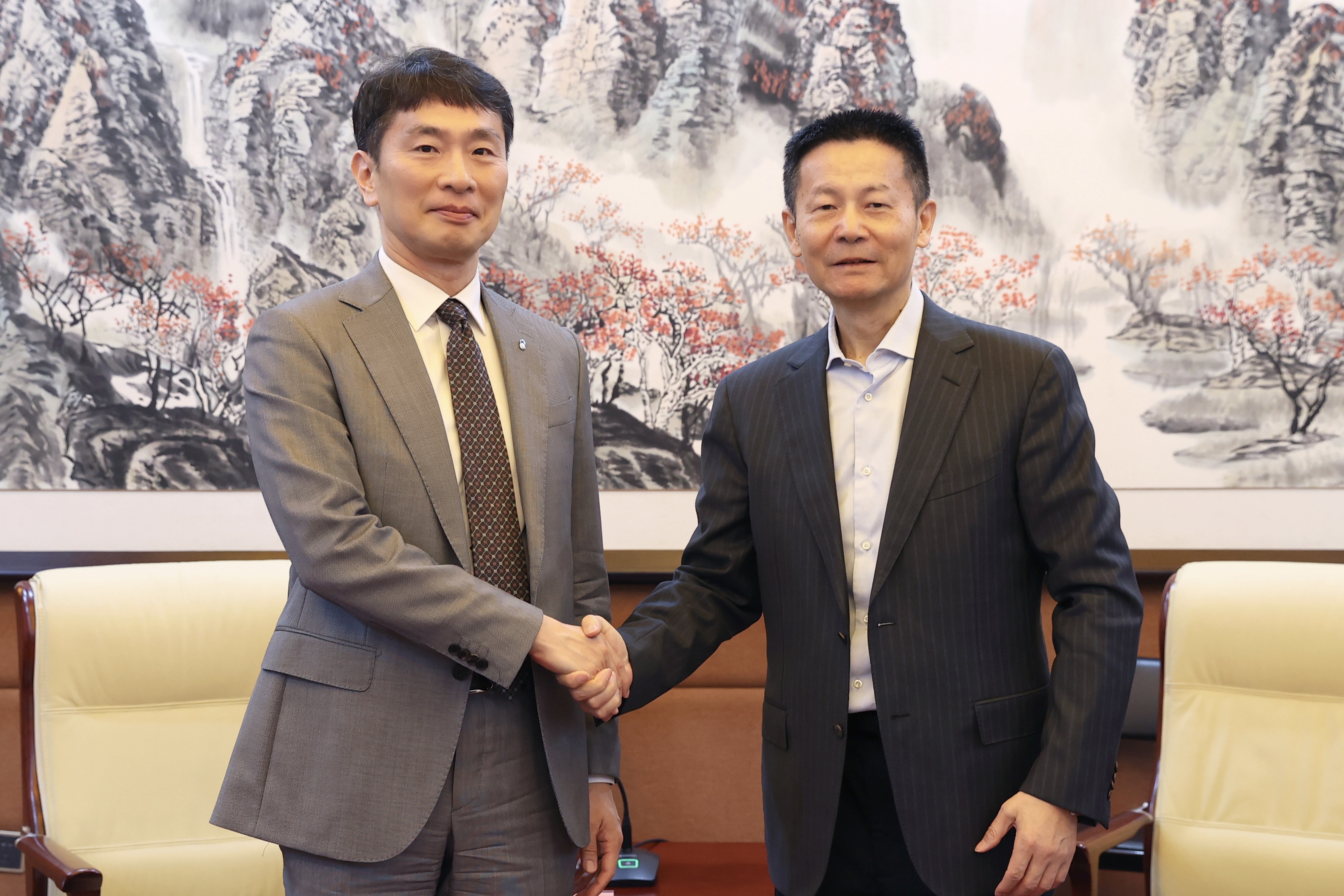 吳清主席會(huì )見(jiàn)韓國金融監督院院長(cháng)李卜鉉